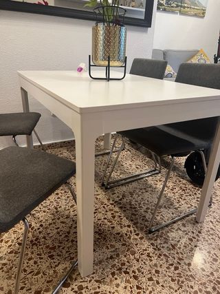Mesa extensible de Ikea  120cm y 4 sillas