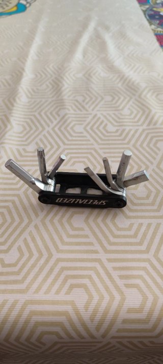 Portabotellín Specialized símil carbón con llave.