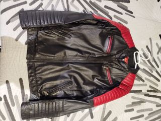 Chaqueta de cuero negra y roja