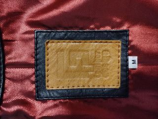 Chaqueta de cuero negra y roja