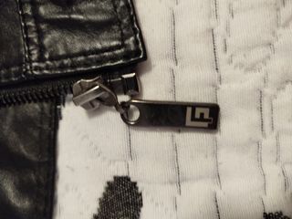 Chaqueta de cuero negra y roja