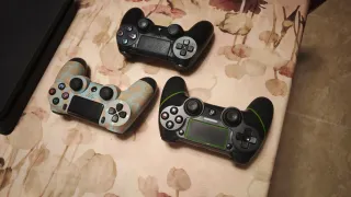 PS4 (PlayStation 4) Negra + 3 Mandos + Juego