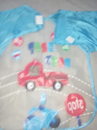 Babero impermeable para bebé con mangas