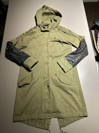 Gabardina Verde con Mangas Negras