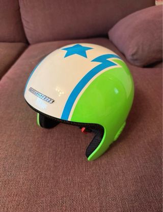 Casco de esquí infantil con estrellas