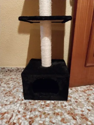 Árbol rascador para gatos negro