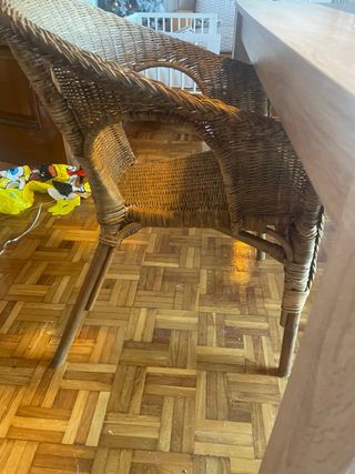 Mesa comedor madera y 2 sillas mimbre