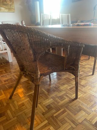 Mesa comedor madera y 2 sillas mimbre
