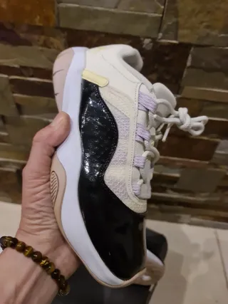 Jordan 11 CMFT Low Talla 39 Beige/Negro/lila suave