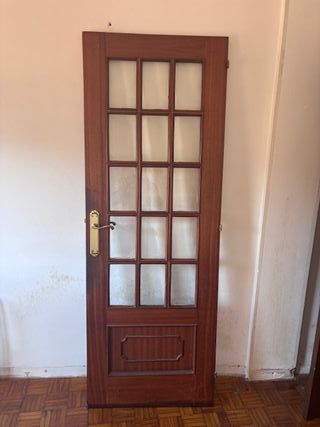 Puerta madera y cristal izquierda