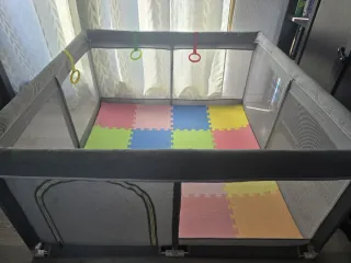 Parque infantil con colchoneta y juguetes