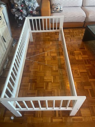 Cama infantil blanca con somier y colchón