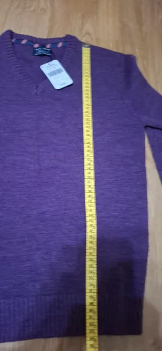 Jersey chico El Corte Inglés morado con etiqueta