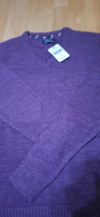 Jersey chico El Corte Inglés morado con etiqueta