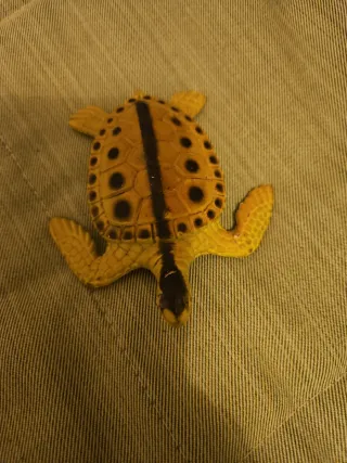 Figura tortuga marina amarilla