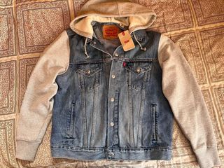Cazadora Levi's vaquera con capucha