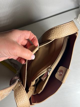 Bolso de mano beige de piel