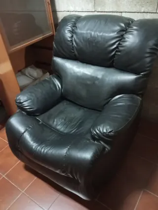 Sofá de piel negro con masaje vivrador