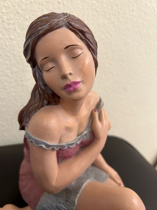 Antigua figura de mujer sentada