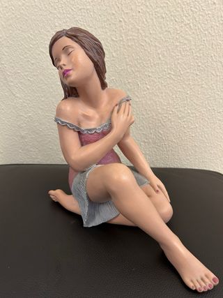 Antigua figura de mujer sentada