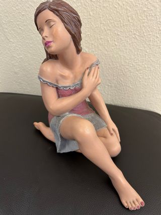 Antigua figura de mujer sentada
