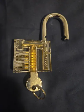 Candado transparente con llave