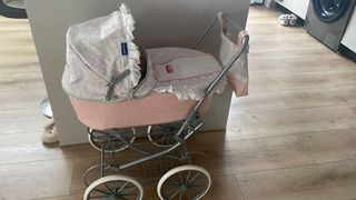 Carrito de bebé rosa y gris