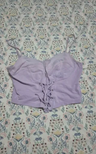 Top lila estilo corsé con cordones