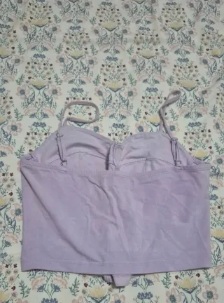 Top lila estilo corsé con cordones