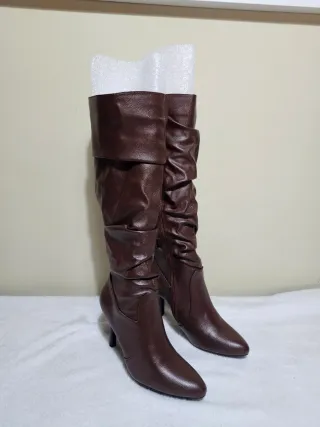 Botas tacón punta piel sintética marrón