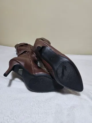 Botas tacón punta piel sintética marrón