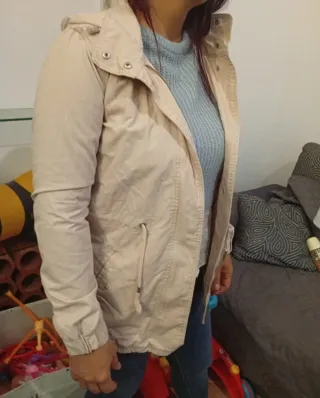 Chaqueta beige con capucha