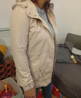 Chaqueta beige con capucha