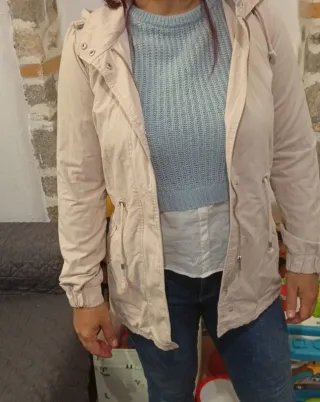 Chaqueta beige con capucha