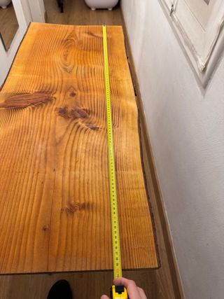 Mesa de tablón de pino con patas metálicas