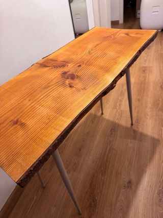 Mesa de tablón de pino con patas metálicas