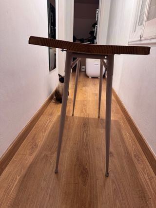 Mesa de tablón de pino con patas metálicas