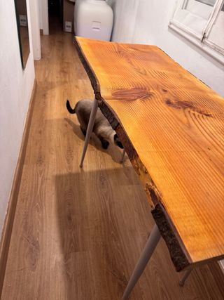 Mesa de tablón de pino con patas metálicas