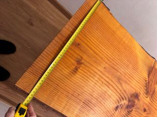 Mesa de tablón de pino con patas metálicas