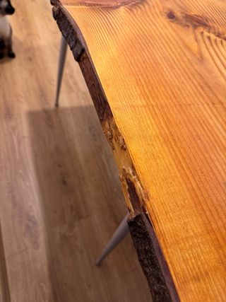 Mesa de tablón de pino con patas metálicas