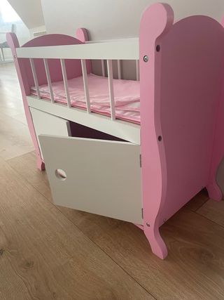 Cuna de juguete rosa y blanca