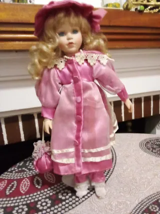 Muñeca porcelana 40cm vestido rosa
