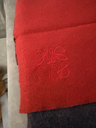 Bufanda Loewe unisex gris y roja