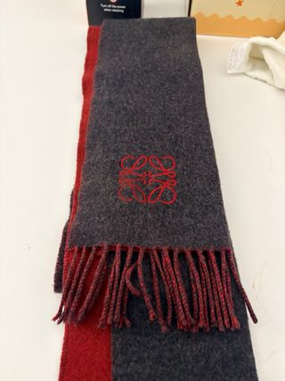 Bufanda Loewe unisex gris y roja