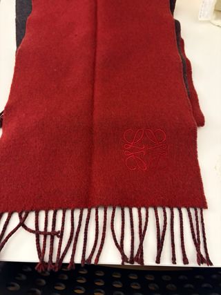 Bufanda Loewe unisex gris y roja