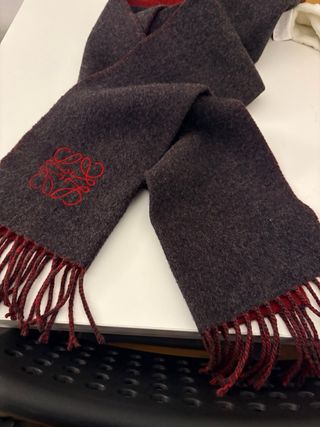 Bufanda Loewe unisex gris y roja