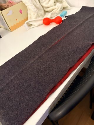 Bufanda Loewe unisex gris y roja