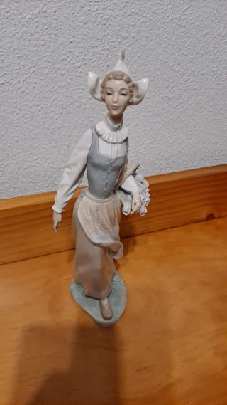 Figura Lladró chica holandesa con cesta