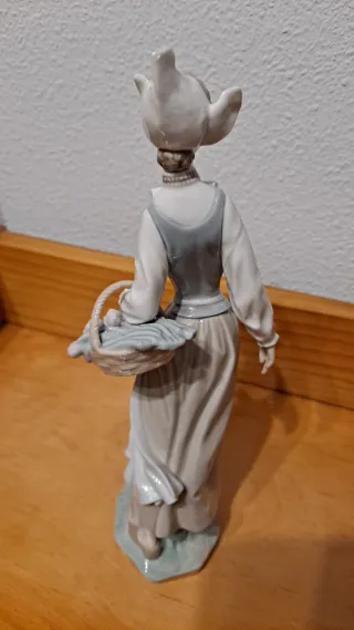Figura Lladró chica holandesa con cesta