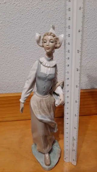 Figura Lladró chica holandesa con cesta